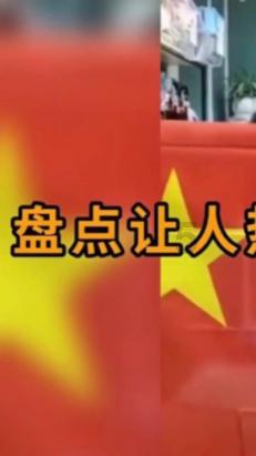 逃出轿车的女孩